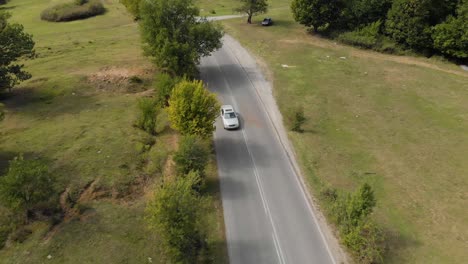 Un-Dron-Aéreo-Disparó-Sobre-Una-Carretera-Extraurbana-Y-Un-Automóvil-Cuesta-Arriba-2