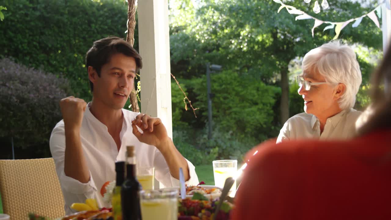 여름 에 함께 야외 에서 식사 하는 가족