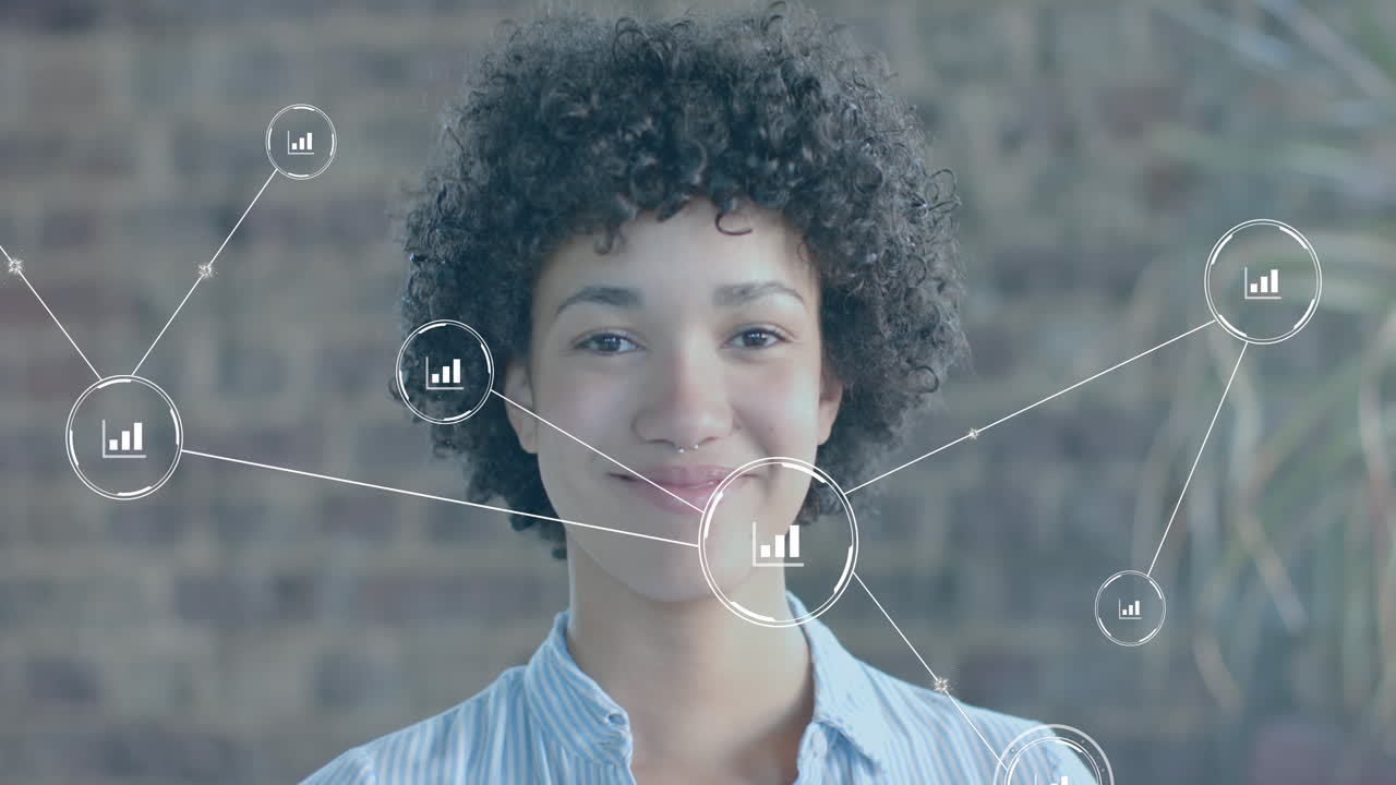 animación de una red de conexiones sobre una mujer de negocios biracial sonriendo en la oficina