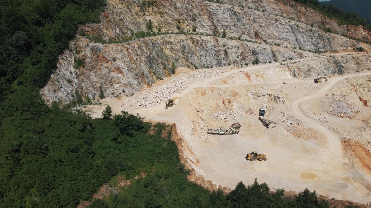 Drohnenvideo, das den weitläufigen Terrassensteinbruch in Sloweniens Region Savinjska zeigt, mit zerklüfteten Felsformationen und üppigem umliegendem Wald