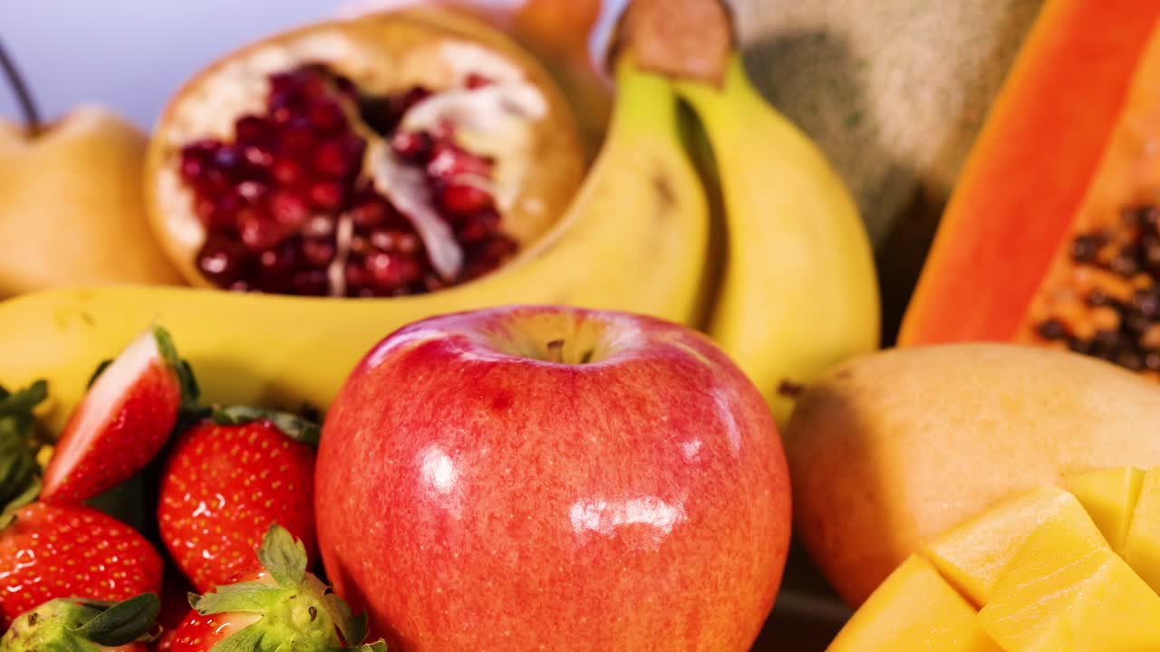 Fargerik presentasjon av diverse friske frukter