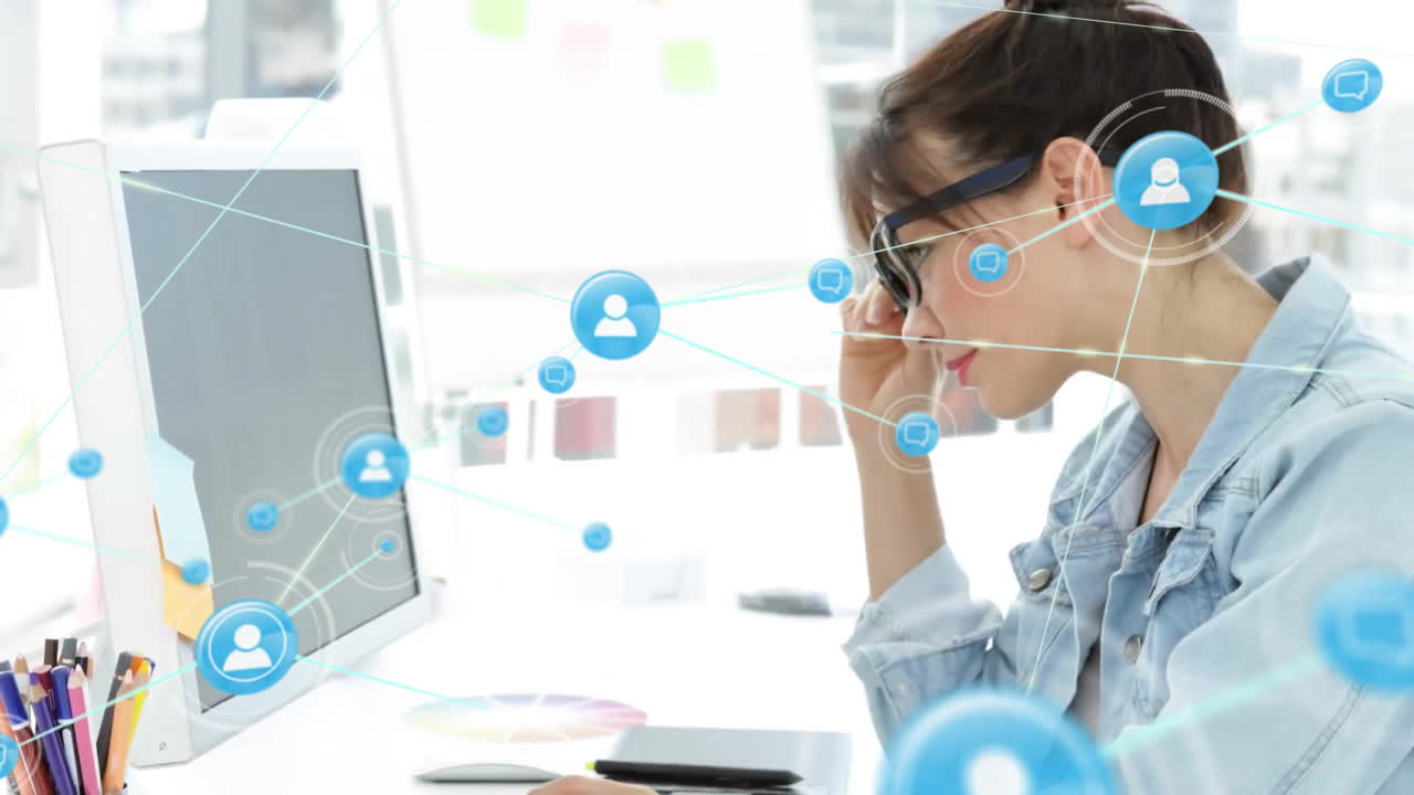 animación de la red de conexiones con iconos sobre la mujer de negocios caucásica en la oficina