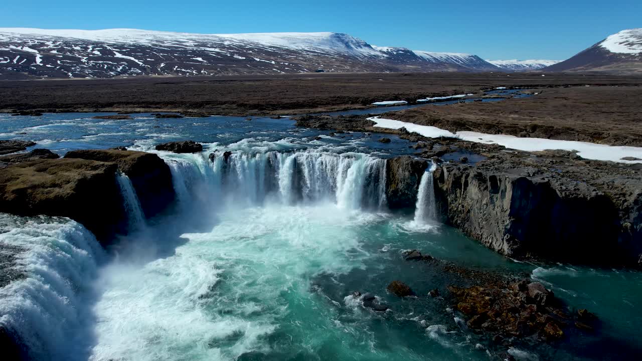 sobrevuelo de la cascada godafoss en la carretera de circunvalación del norte de islandia