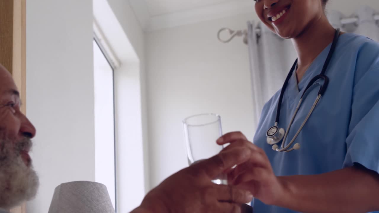 homem maduro e enfermeira