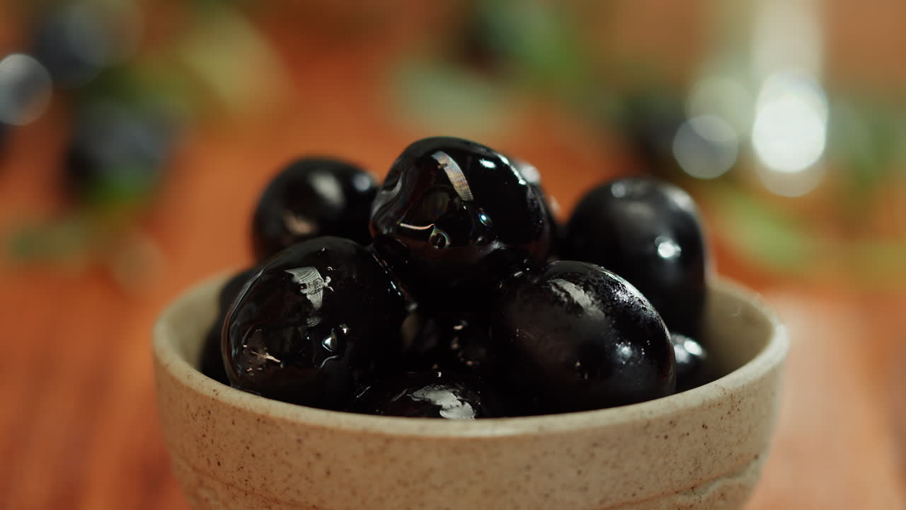 aceitunas negras en un cuenco