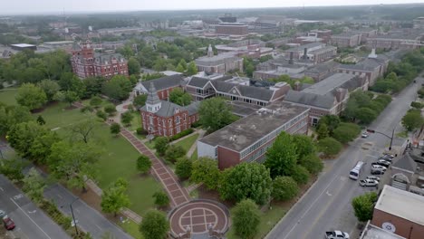 universidad de auburn en auburn, alabama con un video de avión no tripulado de tiro ancho tirando hacia atrás