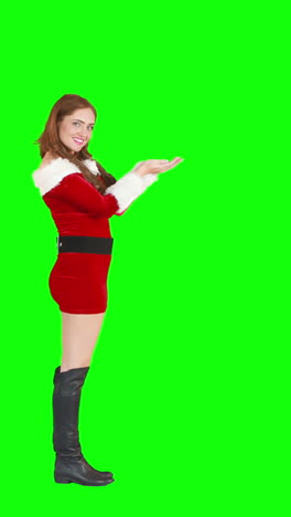 niña de navidad caminando y soplando besos