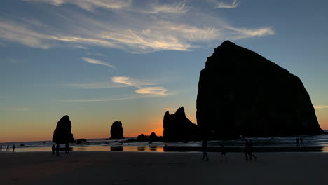 Zeitraffer-An-Der-Küste-Von-Oregon-Am-Haystack-Rock-Während-Eines-Atemberaubenden-Sonnenuntergangs