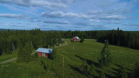 Drohnenaufnahme-Eines-Idyllischen-Schwedischen-Kleinen-Dorfes,-Umgeben-Von-Einem-Riesigen-Wald