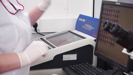 científico que trabaja en un dispositivo médico en un laboratorio