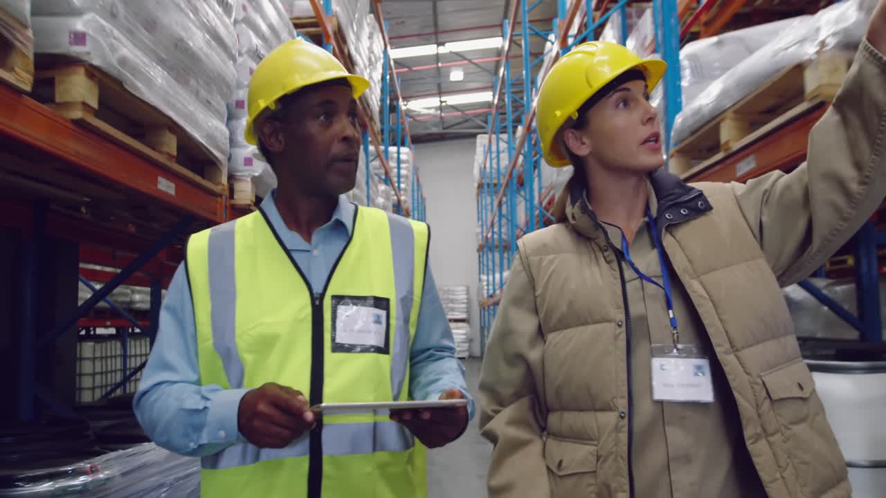 trabajadores interactuando en un almacén