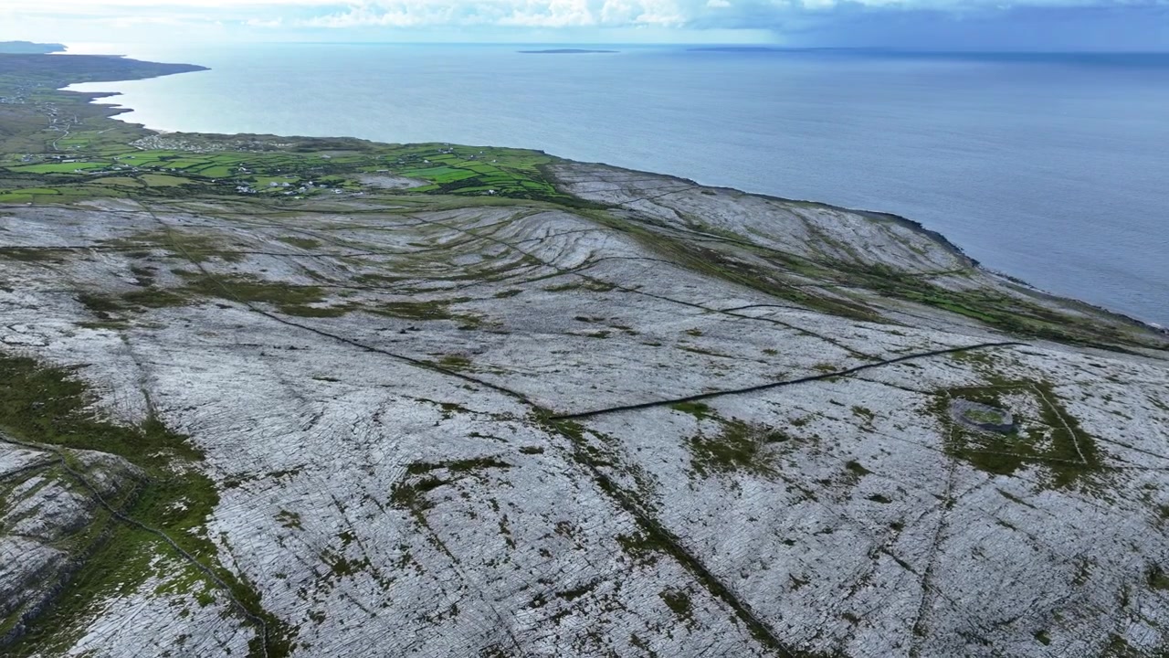 Irlanda, Locais Épicos, drone voando sobre a paisagem rochosa de Burren, Clare, com o Oceano Atlântico na Rota Costeira do Atlântico, beleza acidentada da Irlanda