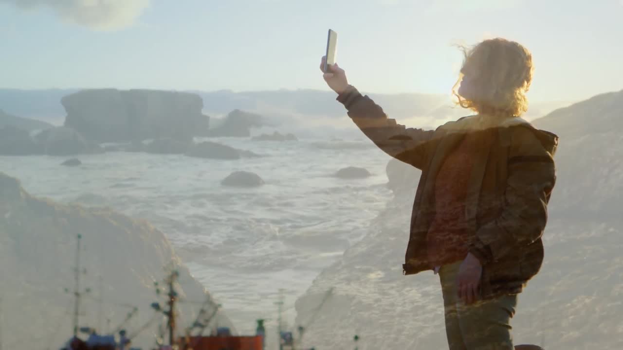 animación del paisaje sobre una excursionista caucásica tomando una foto