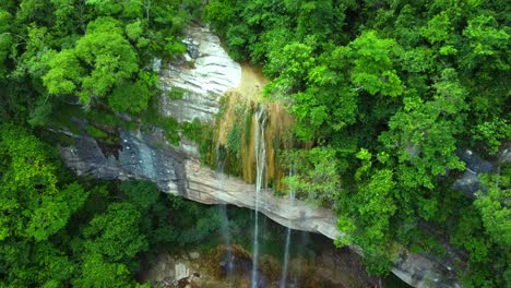 Ein-Wasserfall-Namens-Alto-Espejo,-In-Santa-Cruz,-Bolivien,-Ein-Versteckter-Ort-Zum-Besuchen,-Nicht-Allzu-Beliebt-Bei-Ausländern,-Man-Kann-Dort-Sogar-Sein-Zelt-Aufstellen,-Wunderschöner-Ort