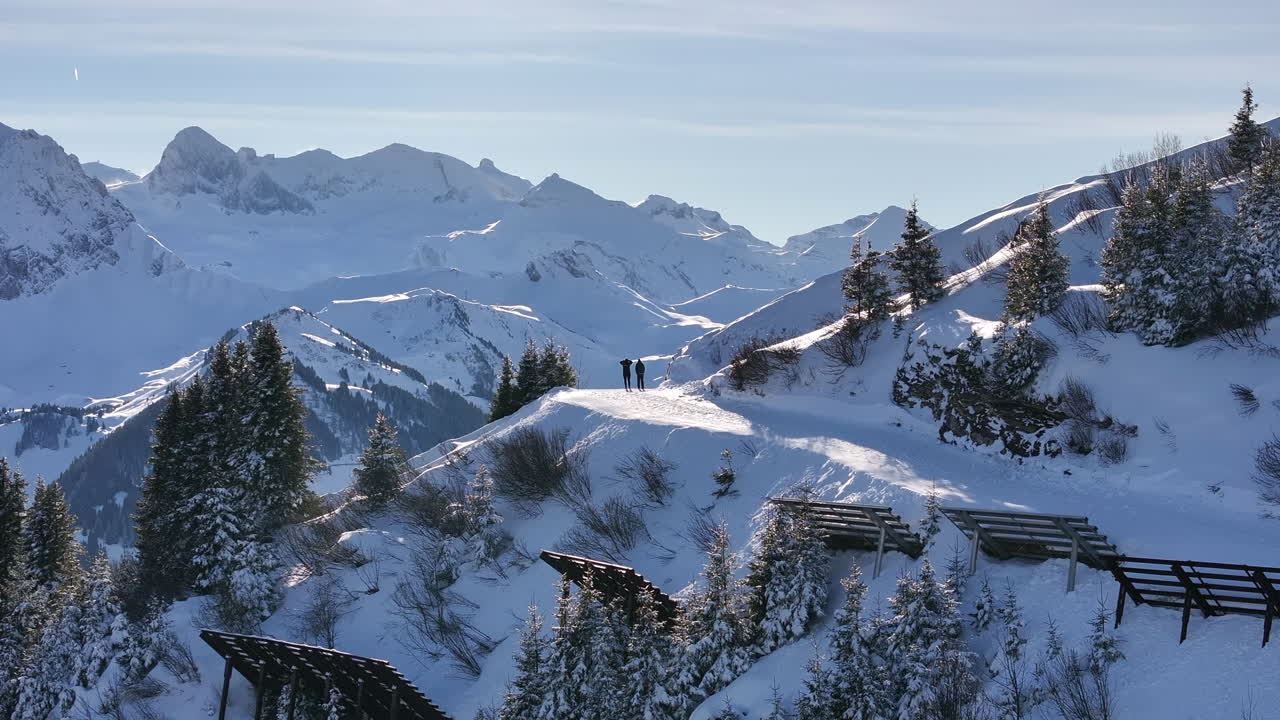 dos personas en un punto de vista en el país de las maravillas de invierno de adelboden