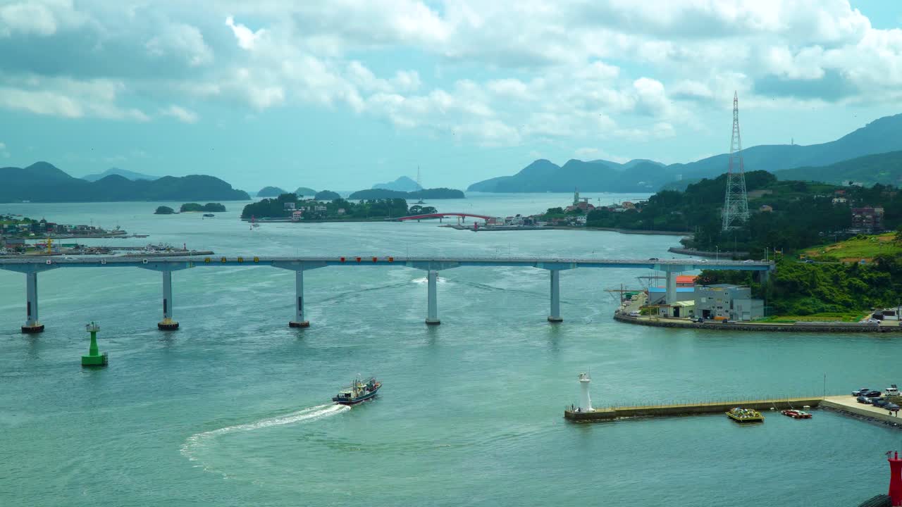 한국 거제도의 교통량과 함께 거제대교를 가로질러 항해하는 어선
