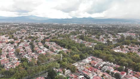 Vista-De-Drones-De-Una-Zona-Residencial-En-La-Ciudad-De-México,-Cdmx,-Con-Muchas-Casas-En-Un-Día-Nublado-Con-Cielo-Azul