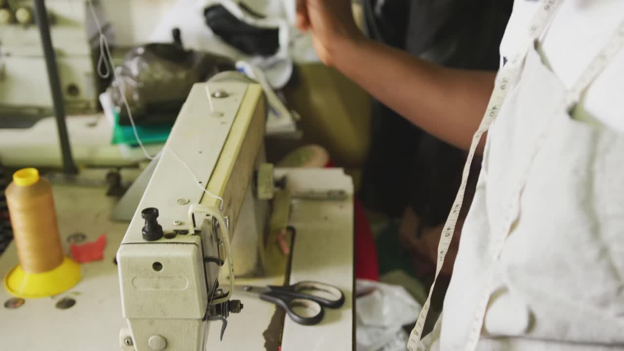 hombre africano preparando el hilo para coser