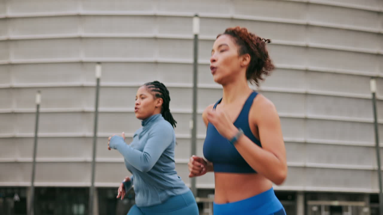 dos mujeres corriendo al aire libre