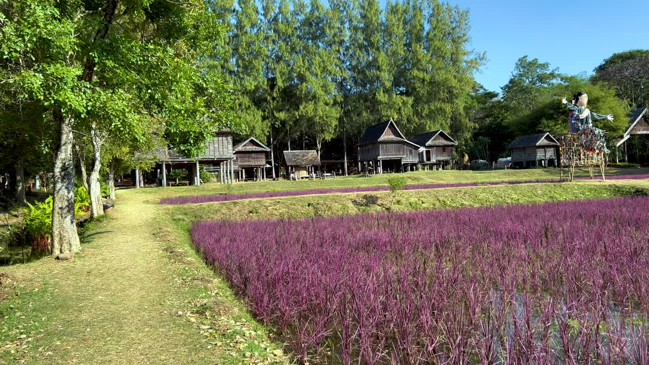 평화로운 시골 풍경과 활기찬 보라색