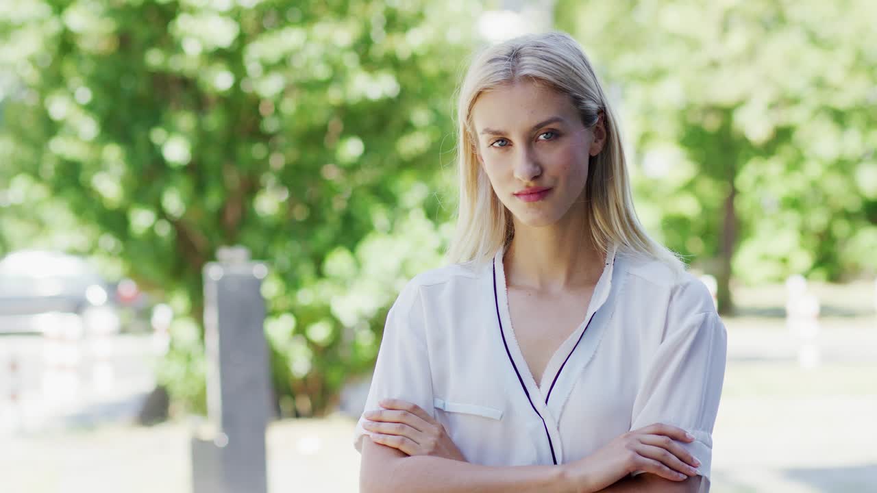 mujer segura de pie en la calle