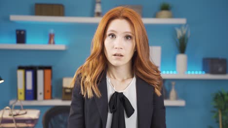 mujer de negocios mirando a la cámara haciendo una expresión facial sorprendente.