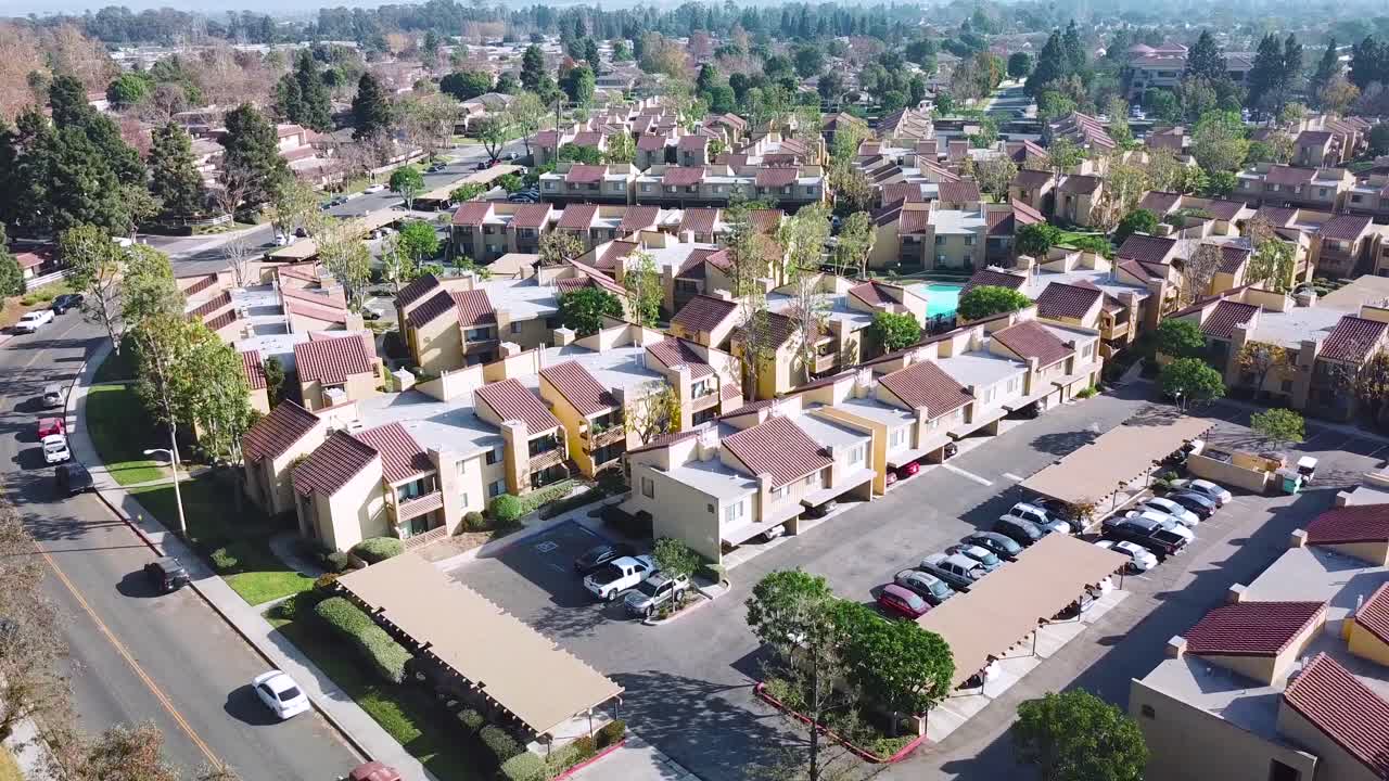 antena sobre la expansión suburbana del sur de california y condominios cerca de ventura california