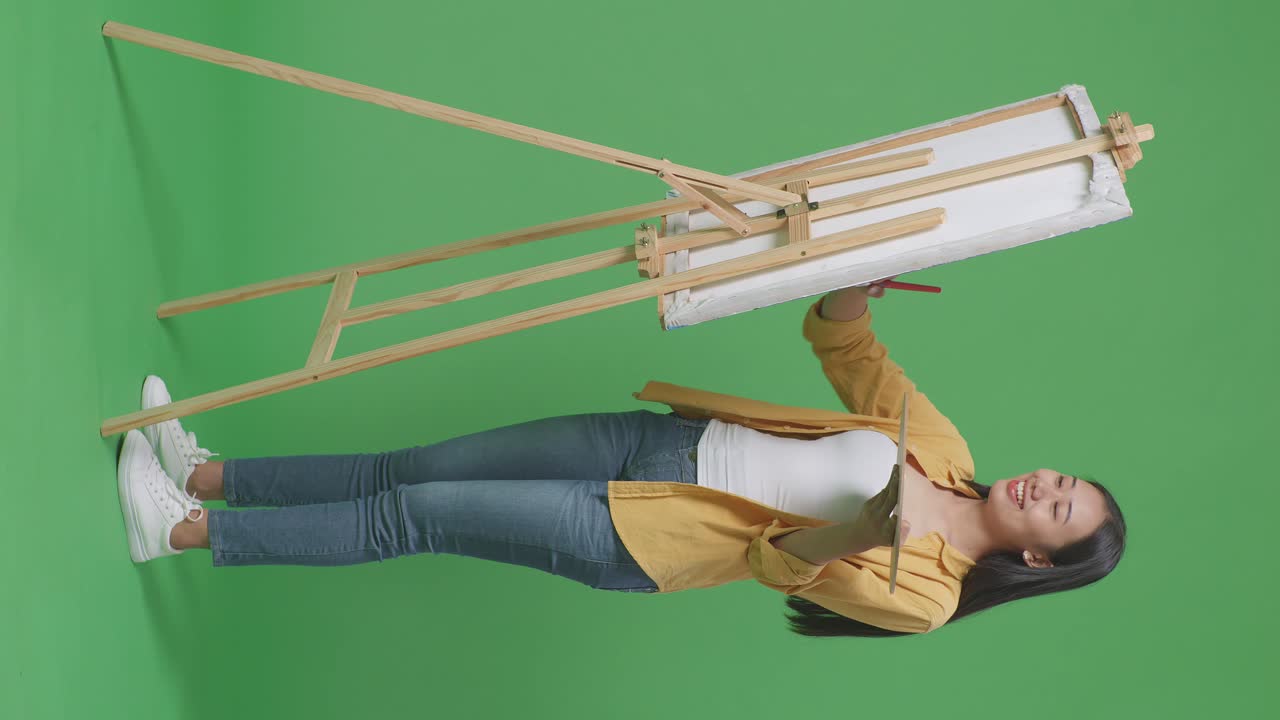 예술가 여성이 기둥과 페인팅 팔레트와 함께 포즈를 취하고 있습니다.