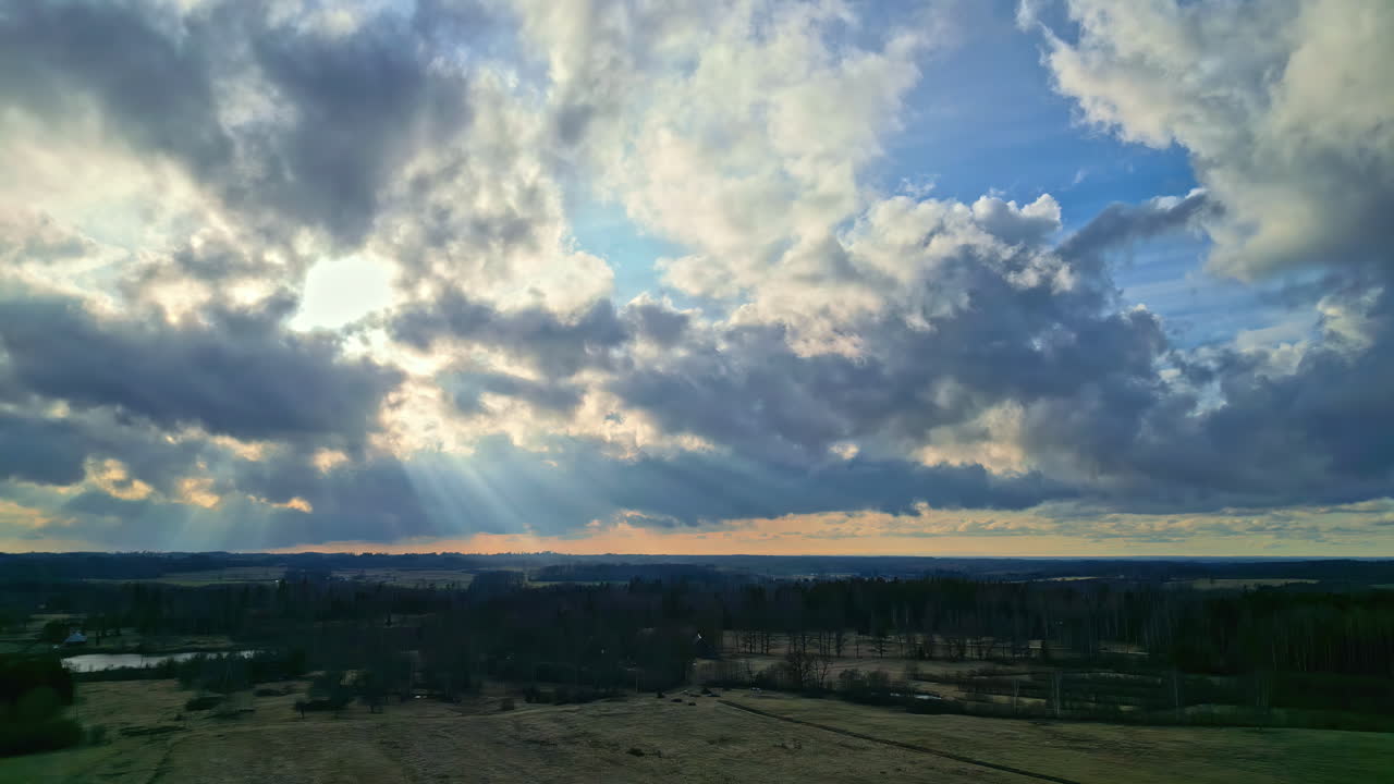 el avión no tripulado vuela sobre campos agrícolas con el sol brillando a través de las nubes de la mañana el cielo brillando de fondo, paisaje esperanzador, prados