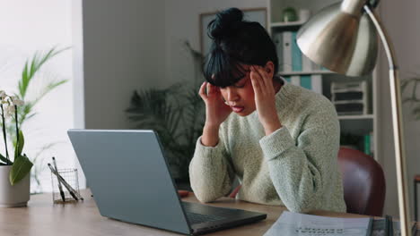 dolor de cabeza, portátil y mujer con estrés debido a