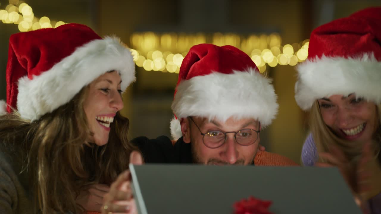 fotografía auténtica de un joven feliz está abriendo la caja de regalos de navidad de amigos está emocionado y sorprendido con el gif recibido. concepto: vacaciones de invierno, tradición, sorpresa, comercio electrónico
