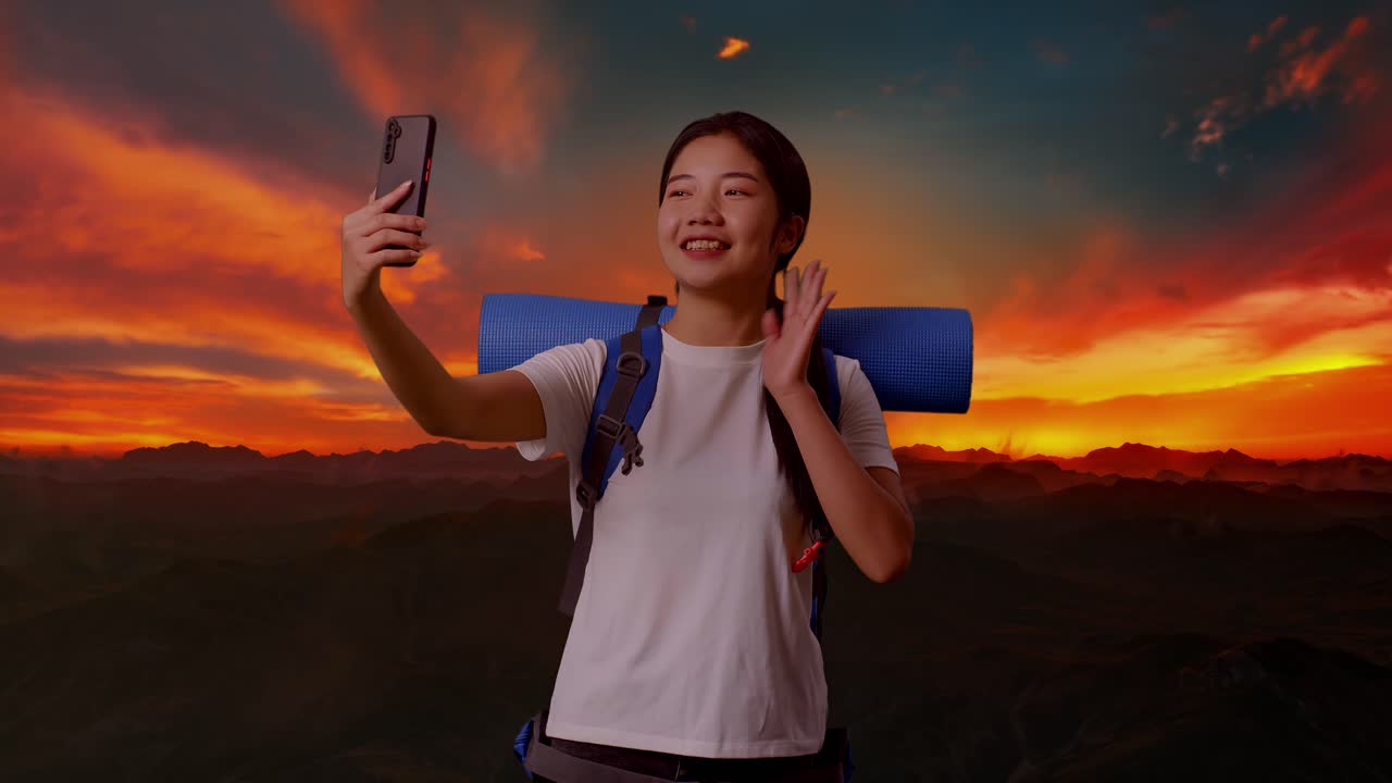 mujer tomando una selfie al atardecer en las montañas