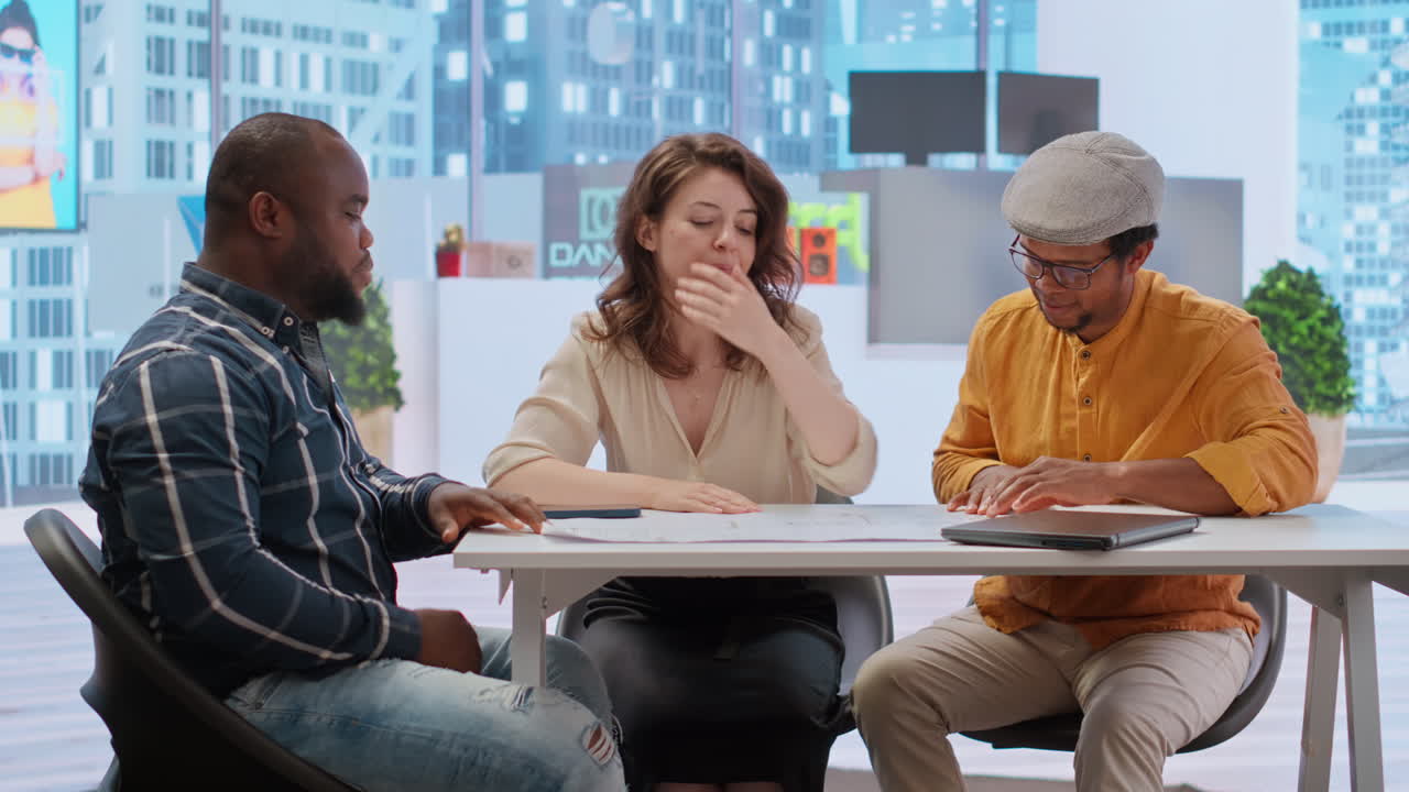 empresario que planea invertir durante un recorrido profesional por la oficina dirigido por un agente inmobiliario