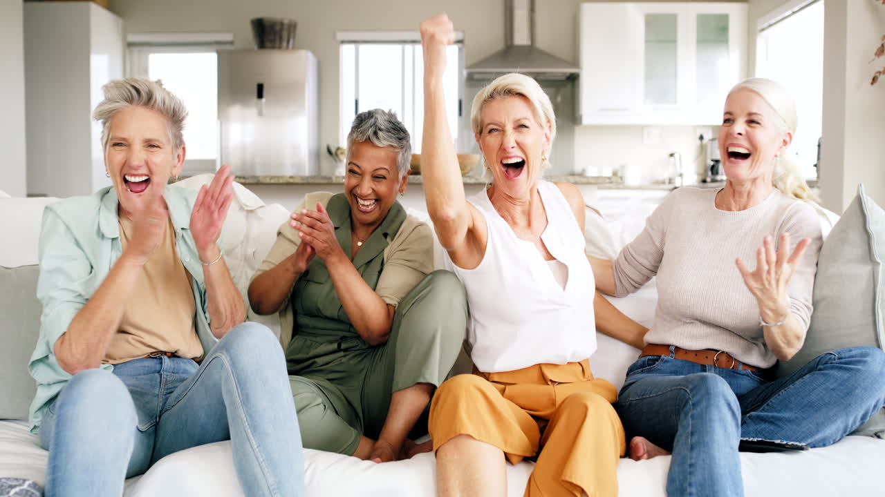 축하, 친구 들 과 고령 여성 들 이 tv 를 보고 있다