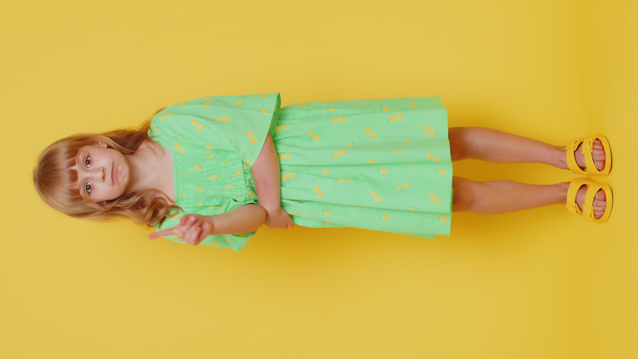 Bambina scontenta e turbata che reagisce a un'idea sgradevole e orribile, insoddisfatta, scuote il dito in segno di rifiuto.