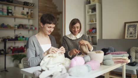 Strickende-Frau,-Die-Am-Tisch-In-Der-Nähwerkstatt-Arbeitet.-Strickgruppe-Für-Frauen