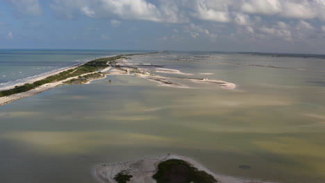 Ocean-archipelago-with-sandbanks,-islets-and-sandy-isthmus-in-Mexico