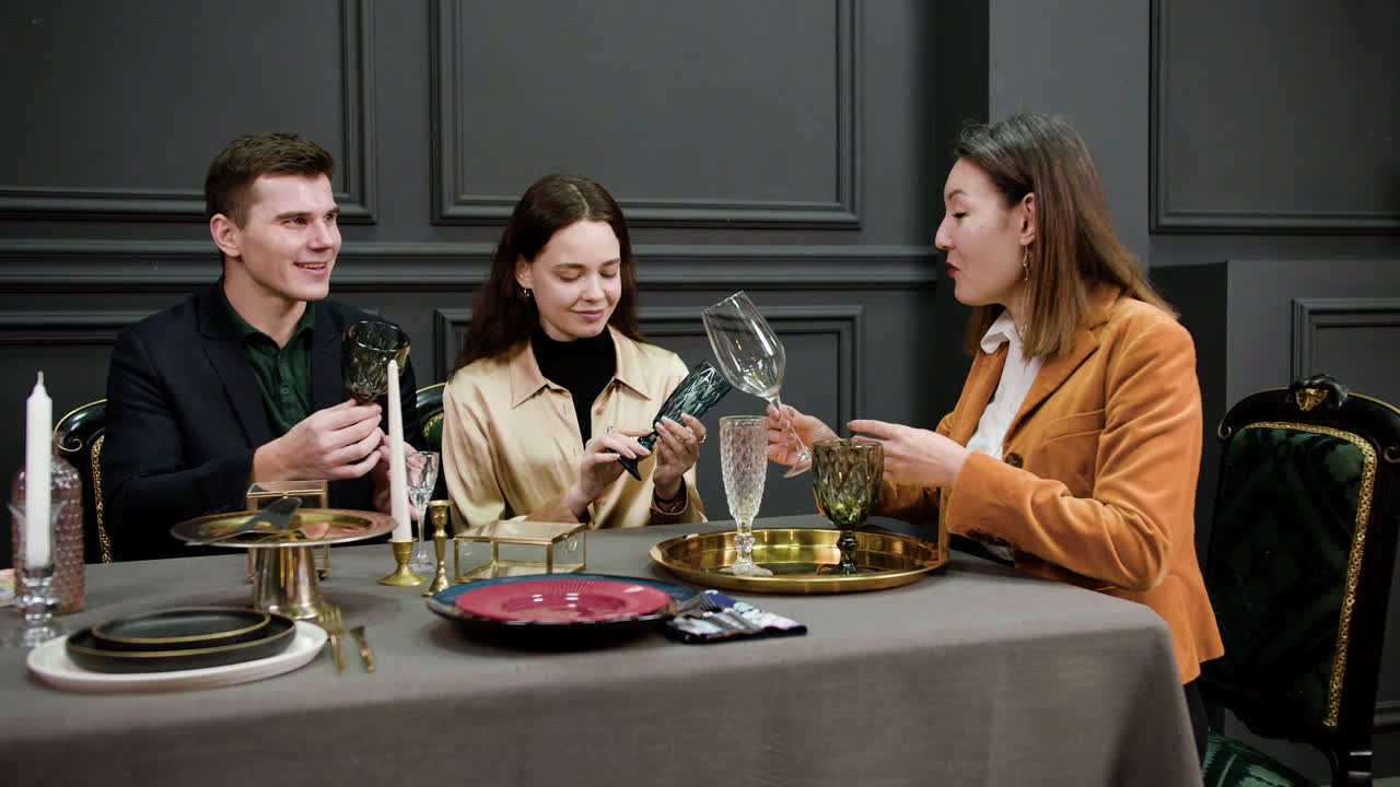 테이블 에 앉아 있는 부부 와 대화 하는 아시아인 여자