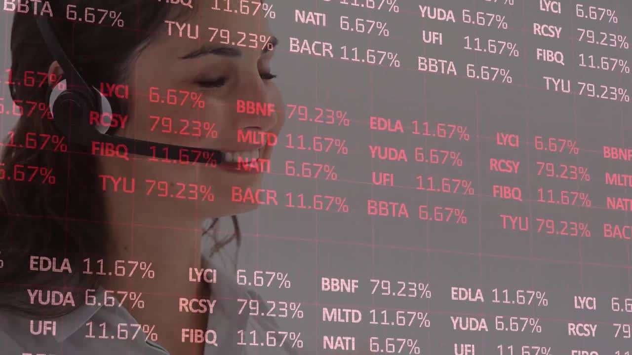 animación del procesamiento de datos financieros sobre una mujer de negocios usando auriculares de teléfono