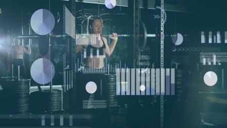 animación de procesamiento de datos sobre mujer caucásica levantando pesas en el gimnasio