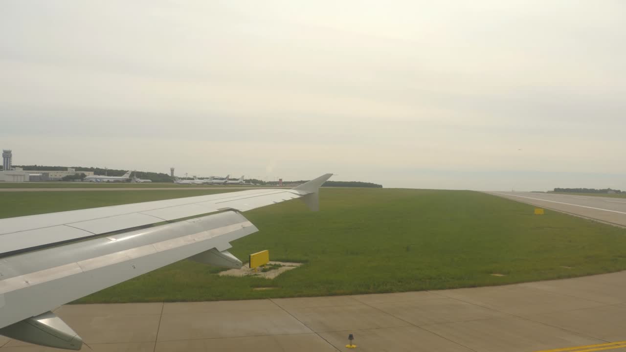 착륙 한 비행기 에서 볼 수 있는 모습