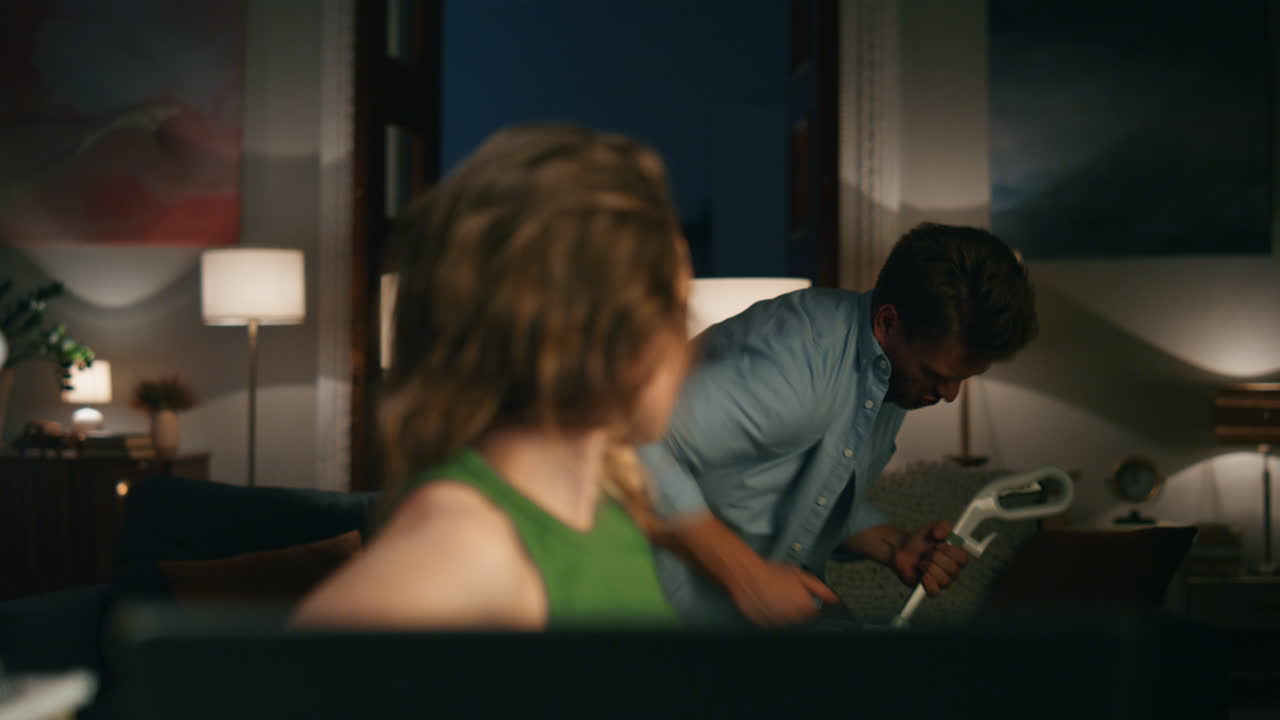 긴장한 여성이 밤에 남편과 논쟁하는 평평한 클로즈업. 여자에게 언급하는 남자