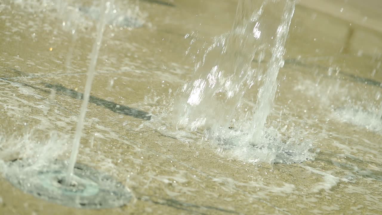 슬로우 모션의 두 개의 작은 바닥 분수