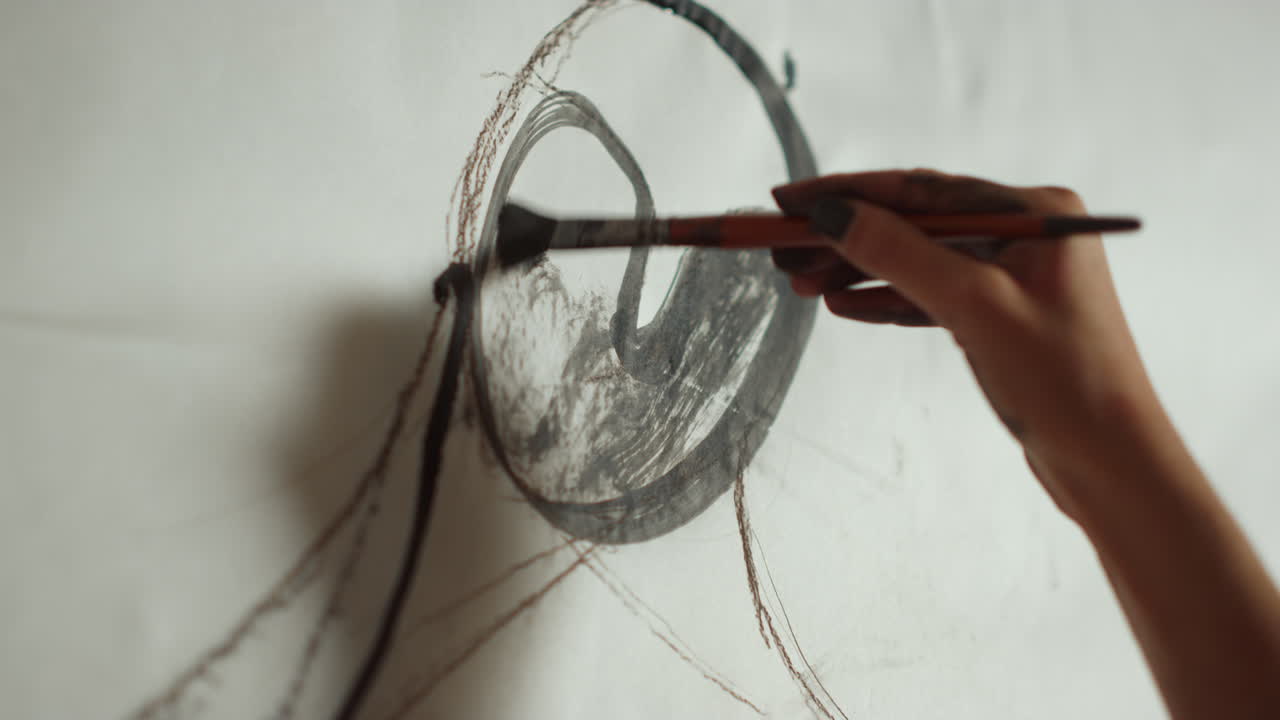 미술 작업실에서 으로 작업하는 여성 화가