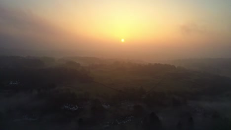 Espesa-Niebla-Matutina-Sobre-La-Ciudad-De-Bowness-on-Windermere,-En-El-Distrito-De-Los-Lagos-De-Cumbria