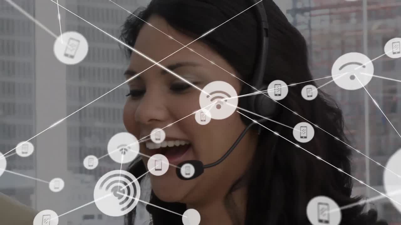 animación de una red de conexiones e iconos sobre una mujer de negocios con auriculares