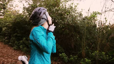 Female-mountain-biker-wearing-helmet