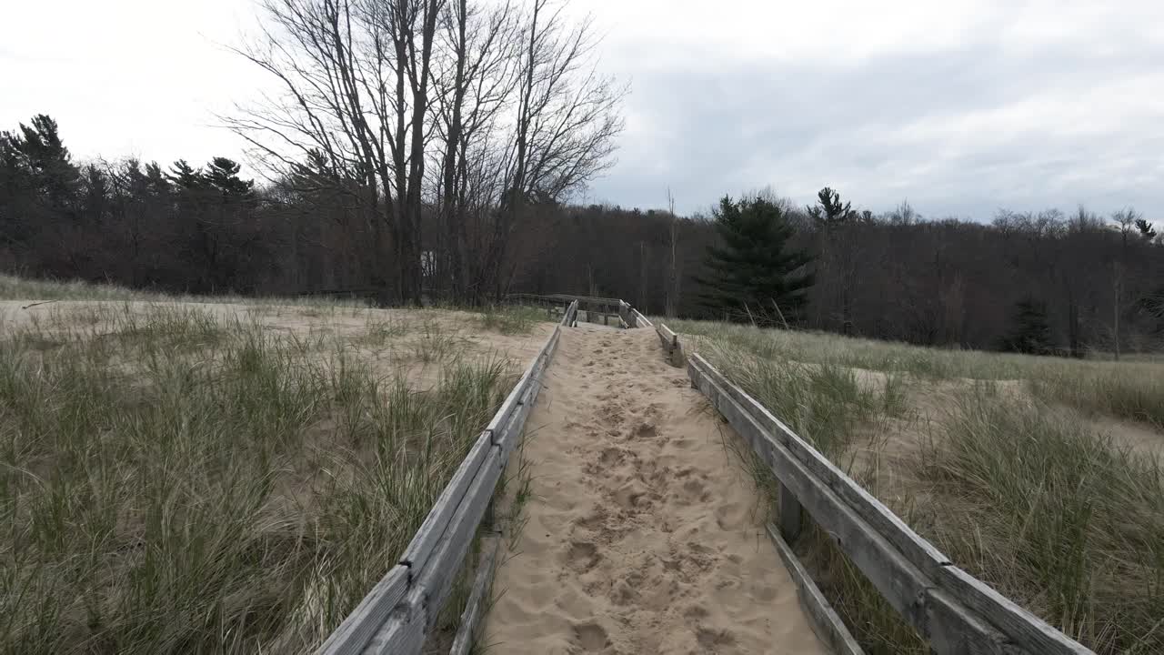 olas de arena sopladas a través de un camino