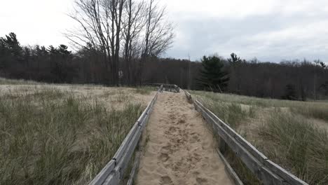 olas de arena sopladas a través de un camino