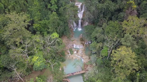 sobrevuelo aéreo de turistas que visitan la popular cascada de kuang si en laos